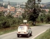 Příjezd do Pelhřimova. Všimněte si otočené značky - Kamenice. Je to taková malá chybička.